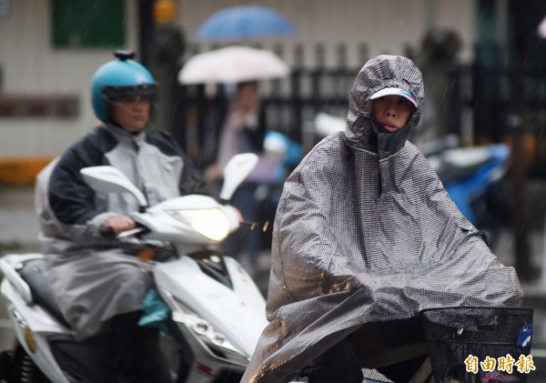 明日持續受到東北季風、華南雲雨區影響,全台降雨機率高,北台灣整天陰涼。(資料照)
