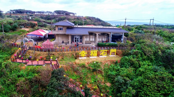 石門幸福步道上端出口為富基市民活動中心,往北邊走則連接富貴角步道,走20分鐘就可到富貴角,步道下端出口往東邊走還可到老梅綠石槽。(石門區公所提供)