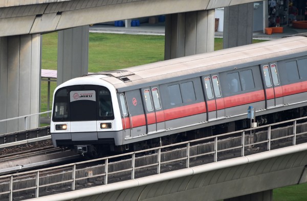 新加坡地鐵一輛列車20日疑被閃電擊中。示意圖，非當事列車。（資料照，法新社）
