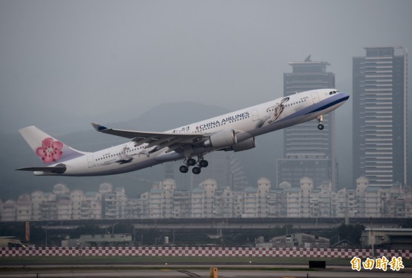 總統馬英九7日由松山機場搭乘華航專機,前往新加坡出席馬習會。(記者簡榮豐攝)