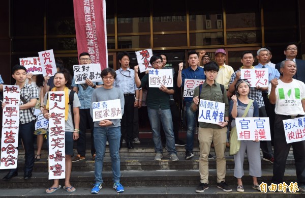 眾被告在民間司改會陪同下召開記者會,強調對判決感到失望,也呼籲檢方不要上訴,尊重言論自由。(記者簡榮豐攝)