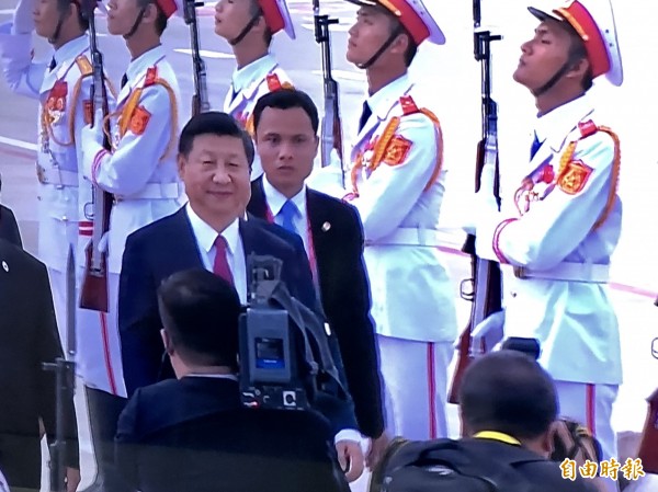 習近平若稱帝帶給台灣什麼變動?美國學者分析認為,如果習近平長期執政、甚至是終身掌權,短期內對台政策應該不會有大變動。,圖為中國國家主席習近平抵達越南峴港。(翻攝自APEC新聞中心大會畫面)