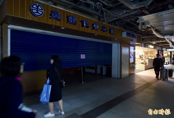 台北車站18日上午11點55分起發生停電,原本晚間可供應6000份的台鐵便當,但因廚房沒電完全停擺,緊急從七堵車勤部餐務室調1000份,供應晚間旅客需求,少賣了5000個便當。圖為台北車站台鐵便當本舖2號店沒電。(記者簡榮豐攝)