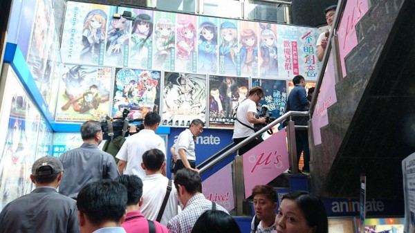 台北市長柯文哲出現在動漫專賣店安利美特,讓網友紛紛好奇他的目的為何。(圖擷自PTT)