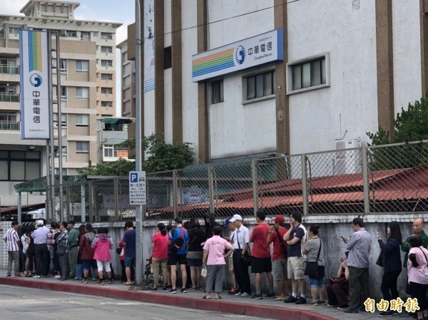 電信業者推出499月租方案,吸引許多人潮。(資料照)