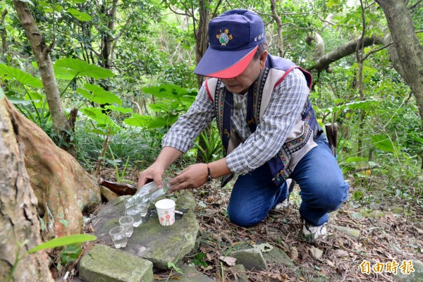 因排灣族傳統為室內葬，石板屋遺址裡都埋著祖先，所以進入遺址前，耆老會先向祖先祭拜和祈福。（記者許麗娟攝）