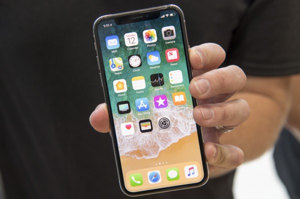 美專家建議,可空投iPhone手機給北韓民眾使用。圖為蘋果新推出的iPhoneX。(彭博社)