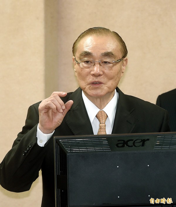 蔡英文總統昨約見國防部長馮世寬要求儘速公布軍中懲處名單。（記者方賓照攝）