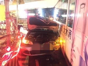 陳某貪快撞上公車後被夾進一旁捷運工地紐澤西護欄。（記者徐聖倫翻攝）