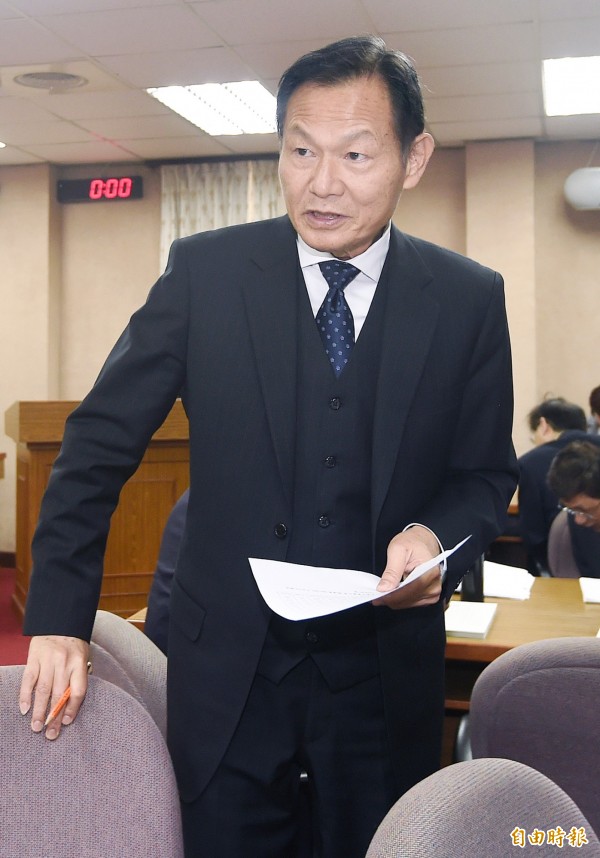 退輔會主委李翔宙表示,退輔會不會因為通過「促轉條例」而拆掉各榮家的蔣中正銅像。(記者廖振輝攝)