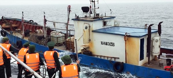 越南的海上邊防人員於31日在北部彎發現一艘名為「瓊洋浦13056」的中國船隻,並以非法侵入為由,對該艘中國漁船進行拘捕。(圖擷自twitter)
