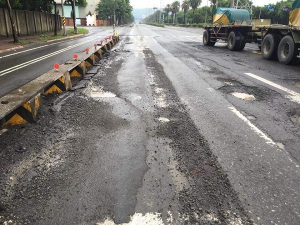 高雄小港區沿海路是貨櫃車通往高雄港的必經之路，路面長期遭到大車壓過，形成許多大大小小的坑洞。（圖擷自爆料公社）