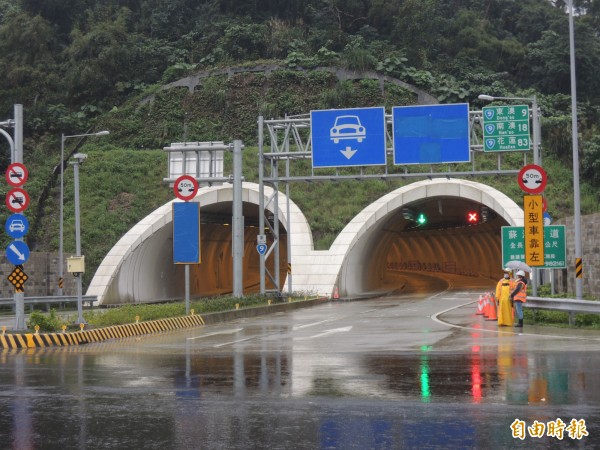 公路總局指出，蘇花改蘇澳到東澳段5日下午試開放，至9日為止，有9台機車、6台重型機車、6台大客車與6台大貨車駛入挨罰。（資料照）