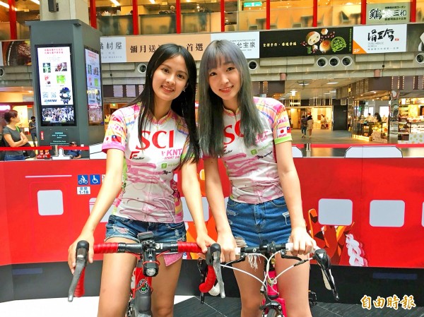 Two models yesterday take part in a Tourism Bureau news conference at Taipei Railway Station to promote tourism in Hualien and Taitung counties.
Photo: Hsiao Yu-hsin, Taipei Times Two models yesterday take part in a Tourism Bureau news conference at Taipei Railway Station to promote tourism in Hualien and Taitung counties.
Photo: Hsiao Yu-hsin, Taipei Times