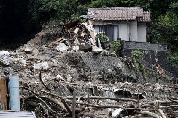 日本の救助者は、今日広島県で失われた人々を探し続けています。 （AP）