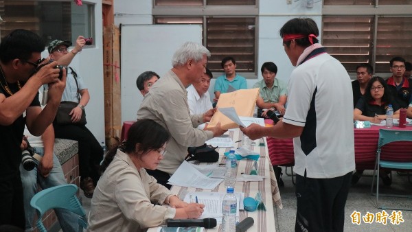 花蓮縣秀林鄉反對亞泥開採的富士村民(左)拿陳情書給監察院副院長孫大川(白髮者)。(記者王錦義攝)