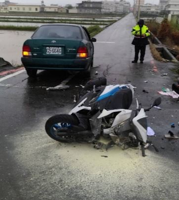 宜蘭市黎明二路與環市東路路口,今上午發生一起車禍,導致3人受傷。(記者林敬倫翻攝)