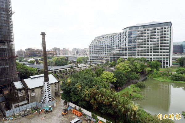 台北市長柯文哲27日表示,由於松菸大煙囪古蹟傾倒已達警戒值,若不能解決安全問題,大巨蛋工程恐怕要先暫時停工。圖為煙囪現況。(記者方賓照攝)