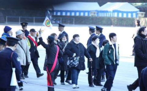 日本明仁天皇慶祝84歲壽誕,突出現民眾手持「台灣民政府」旗幟湧入現場。(圖翻攝自環球網) 日本明仁天皇慶祝84歲壽誕,突出現民眾手持「台灣民政府」旗幟湧入現場。(圖翻攝自環球網)