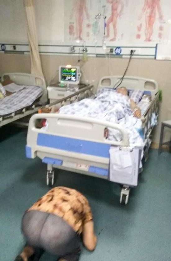 後來老人還到徐前凱的病床前磕頭感謝救命之恩,當時徐前凱仍處於昏迷之中。(圖擷取自新浪新聞)