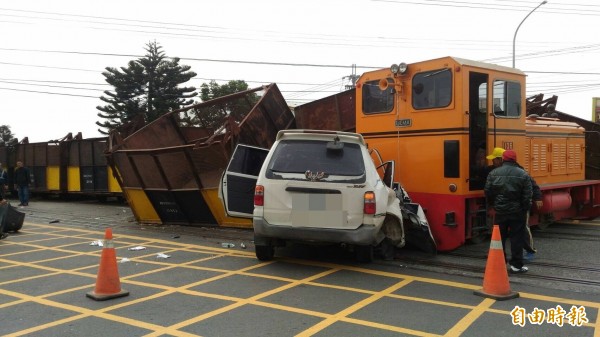 休旅車衝撞台糖小火車,3人受傷搶救。(記者廖淑玲攝)