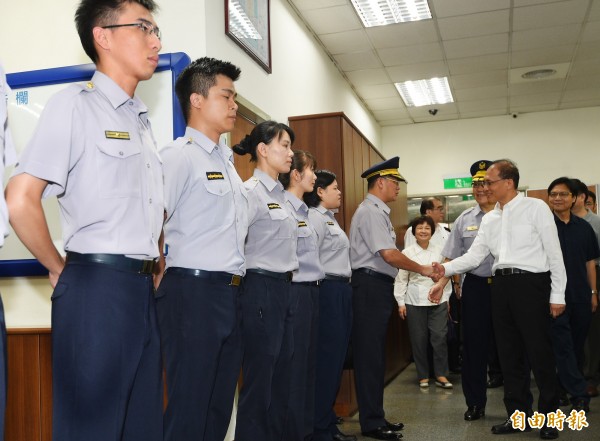 資深官員昨指出，行政院上週通過107年度中央政府總預算案，在內政部主管預算中，確定大幅增列員警換發新裝的經費。圖為行政院長視察北市中正一分局。（資料照）