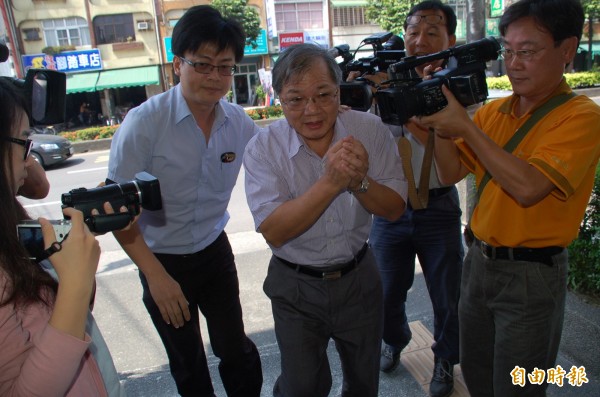 涉嫌販賣黑心油的強冠董事長葉文祥(圖中)昨天遭重判22年,今天驚傳喝濃縮清潔劑企圖輕生。(資料照,記者李立法攝)
<b>自由電子報關心您︰自殺不能解決問題,勇敢求救並非弱者,社會處處有溫暖,一定能度過難關。<br>自殺防治諮詢安心專線:0800-788995 <br>生命線協談專線:1995。<br>張老師專線:1980</b> 涉嫌販賣黑心油的強冠董事長葉文祥(圖中)昨天遭重判22年,今天驚傳喝濃縮清潔劑企圖輕生。(資料照,記者李立法攝)
<b>自由電子報關心您︰自殺不能解決問題,勇敢求救並非弱者,社會處處有溫暖,一定能度過難關。<br>自殺防治諮詢安心專線:0800-788995 <br>生命線協談專線:1995。<br>張老師專線:1980</b>