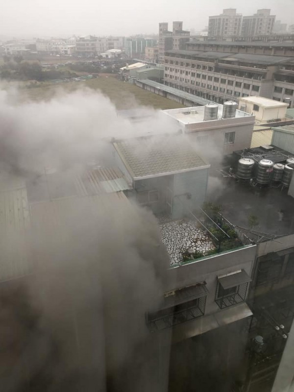 桃園市八德區桃鶯路南僑巷，今（9）日下午4時10分許，當地民宅疑似發生氣爆。（圖擷取自爆廢公社）