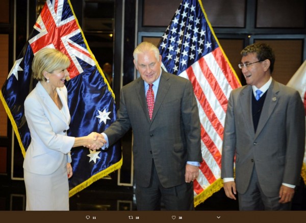 澳洲外交部長畢紹普（Julie Bishop，左）、美國國務卿提勒森（Rex Tillerson，中）及日本外務大臣河野太郎（右）。（圖擷自Julie Bishop推特）