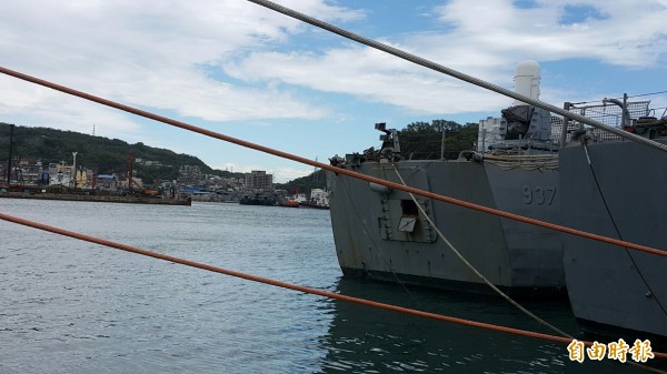 停泊在基隆港東五碼頭的軍艦,也被斷纜的麗娜輪碰撞受損。(記者俞肇福攝)
停泊在基隆港東五碼頭的軍艦,也被斷纜的麗娜輪碰撞受損。(記者俞肇福攝)