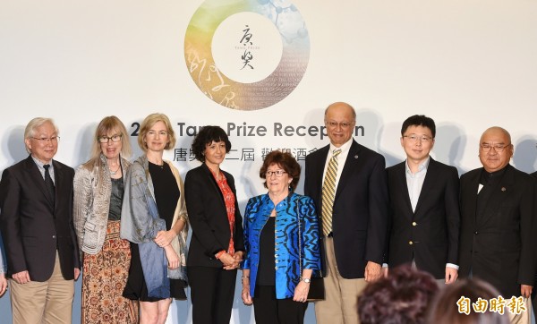 唐奖欢迎酒会22日在故京博物院举行,唐奖教育基金会创办人尹衍樑(右)表示,对出席酒会的得奖人表达最诚挚的敬意与感恩。(记者朱沛雄摄)