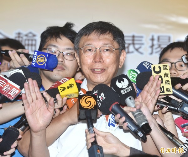 台北市長柯文哲14日出席金輪獎頒獎典禮時受訪指出,針對下屆市長選舉,民進黨應該會拖到明年5、6月才攤牌。(記者方賓照攝)