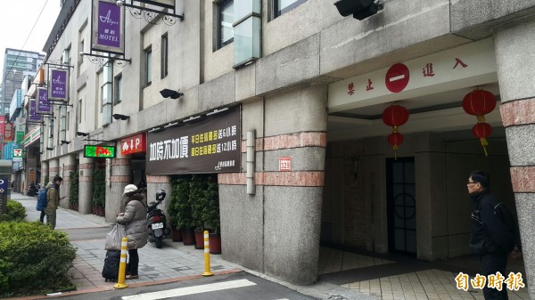 台北市松山區某家汽車旅館，驚傳房客在房間內中彈身亡。（記者鄭景議攝）