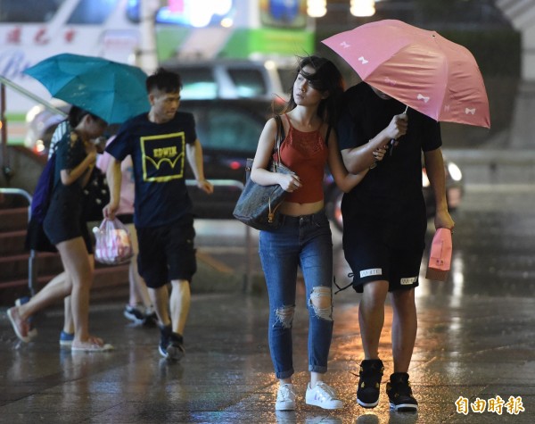 尼莎颱風來襲,台北街頭出現間歇性風雨。(記者廖振輝攝)