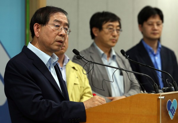 首爾市長朴元淳憂心忡忡，認為疫情擴大為社區感染的可能性大增。（歐新社）