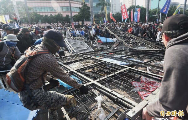 反年改團體「八百壯士」昨天在立法院外集會引發多起衝突，台北市警察局當場逮捕、管束涉嫌攻擊員警、記者及攀爬進入立法院區現行犯57名，經偵訊後，其中9人依妨害公務及傷害移送台北地檢署偵辦，並建議聲請羈押。（資料照）