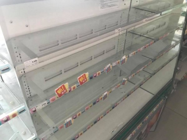 超商食物全被掃光。(圖由臉書粉專「台灣女孩的北海道生活」授權使用) 超商食物全被掃光。(圖由臉書粉專「台灣女孩的北海道生活」授權使用)
