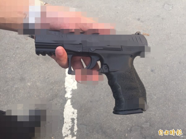 警政署配發的德國製Walther （PPQ M2）新手槍，因重量較輕、採用塑鋼材質，員警私下稱為塑鋼槍、塑膠槍，但近來新北市警察局教育訓練時，發生一名警員模擬排除新槍卡彈時，以大拇指壓斷卸彈匣釋放桿，成為該槍卸彈桿操作不慎斷裂首例，也引起基層質疑；圖為同款新槍照。（記者吳仁捷攝） 