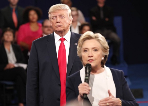 去年在美國總統大選落敗的民主黨候選人希拉蕊.柯林頓(Hillary Clinton),12日將推出了一本名為「事發緣由」(What Happened)的新書,將她認為的敗選原因全盤托出。(圖擷自NBC News) 去年在美國總統大選落敗的民主黨候選人希拉蕊.柯林頓(Hillary Clinton),12日將推出了一本名為「事發緣由」(What Happened)的新書,將她認為的敗選原因全盤托出。(圖擷自NBC News)