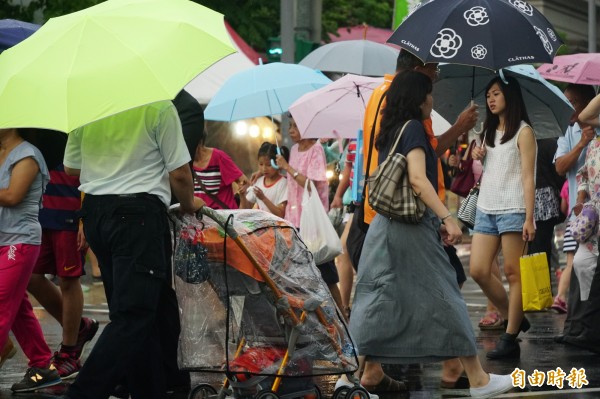 氣象專家吳德榮表示,北部下午將開始出現陣雨或雷雨,中南部也會在晚間陸續降雨,從下午開始到明晨,是這波鋒面降雨強度最大的時候。(資料照,記者鹿俊為攝)