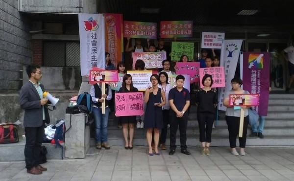 一對同性伴侶育因法而無法收養自己的親生小孩,今(29)日協同台灣同志家庭權益促進會、及社民黨立委參選人李晏蓉,至士林地方法院提出抗告,希望透過此舉使得法律與行政體制有所改變。(圖擷自台灣同志家庭權益促進會)