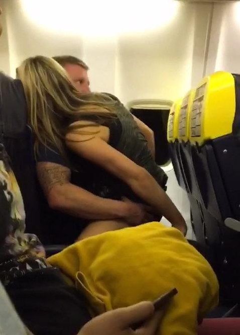 本月初愛爾蘭瑞安航空(Ryanair)的一架飛機上,一對男女竟然上演「機上活春宮」。(圖擷取自推特)