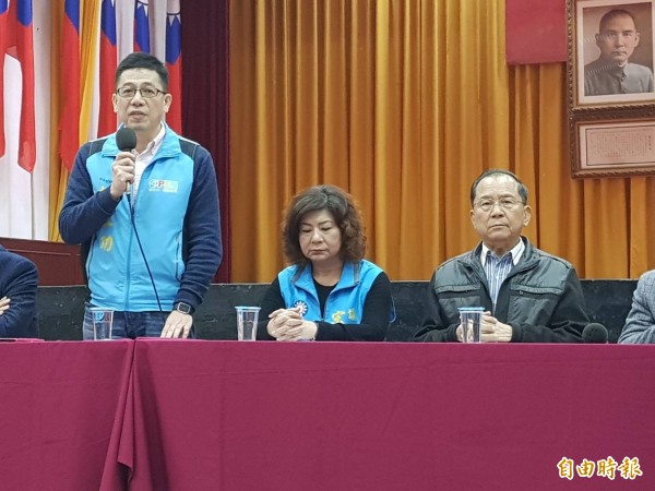 國民黨中常會通過提名前移民署長謝立功（左）競選基隆市長；民調最後險勝的基隆市議會議長宋瑋莉（中）禮讓。右為國民黨副秘書長杜建德。（資料照）