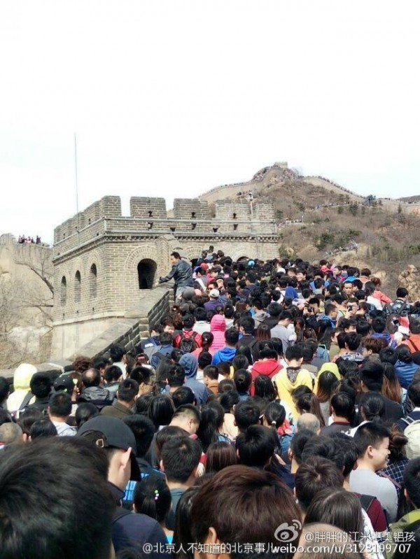 中國迎接清明連假,各大景點都是人擠人。(圖擷取自微博)