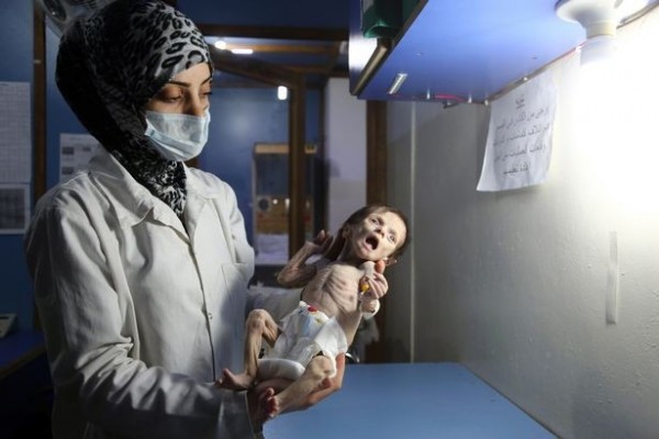近日當地媒體曝光多張嬰兒慘照，希望喚起外界向敘利亞伸出援手，阻止戰爭。（圖擷自Mirror）
