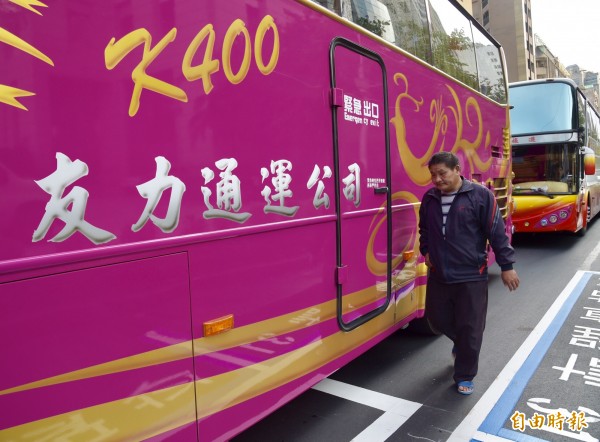 友力通運公司因遭交通部撤銷營業執照,導致司機無法出車,所屬司機17日下午前往交通部抗議。(記者黃耀徵攝)