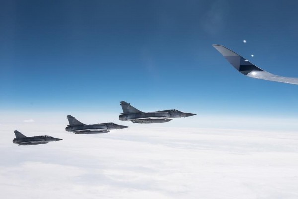 依照國家元首出訪慣例,空軍自新竹基地派4架幻象2000戰機護衛,自屏東恆春往南飛,戰機伴飛長達20幾分鐘。(圖擷自蔡英文臉書)
