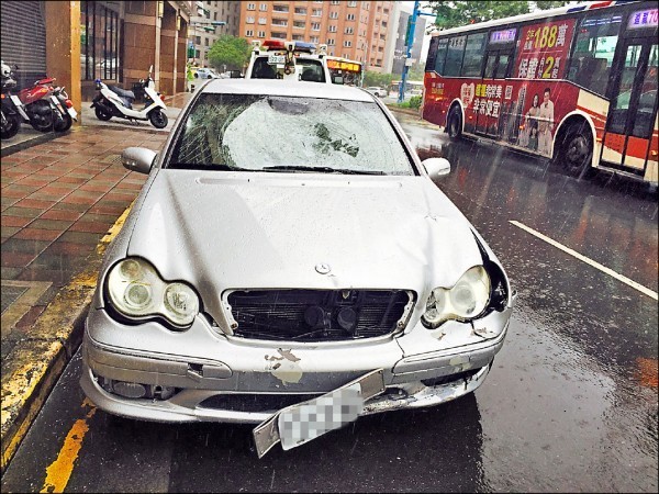 鄧偉成駕駛的賓士車擋風玻璃撞凹，可見衝撞力量之大。（記者吳仁捷翻攝）