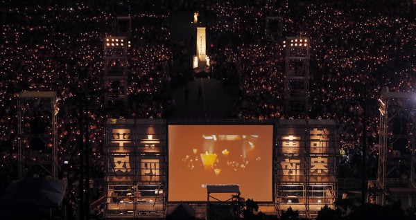 香港維多利亞公園每年的6月4日,都會舉行六四晚會悼念死難者,一名廣東大學生轉發晚會照片後,被學校逼迫退學或休學二選一。(美聯社)