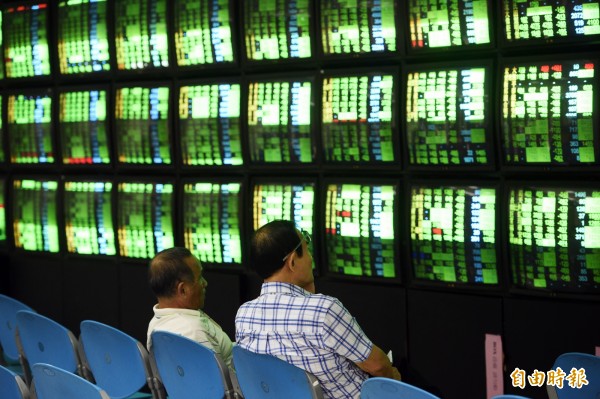 台股集中市場三大法人同步賣超,合計賣超新台幣105.82億元。(資料照,記者羅沛德攝)